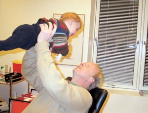 Synsunders&oslash;kelser p&aring; barn er en utfordrende jobb som krever mye trening. Henrik Steenfeldt-Foss jobber som helsestasjonslege&hellip;