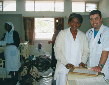 Avdelingssykepleier Theresa og turnuslege Carlos. Begge foto &Aring;se Berg