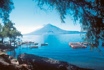 Innsj&oslash;en Atitlan i Solola blir omtalt som det n&aelig;rmeste man kommer paradis p&aring; jord. Foto SCANPIX/Jim Berry