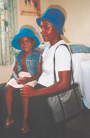 Elana p&aring; fanget til mor p&aring; legekontoret. Foto Victor Gr&oslash;nstad