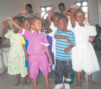Barn p&aring; Kiwohede-senteret synger &laquo;De foreldrel&oslash;ses sang&raquo;. Foto Pernille Nylehn