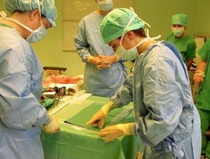 Figur 2  Et sterilt kirurgisk h&aring;ndkle brettes til riktig st&oslash;rrelse. H&aring;ndkleet dekkes med selvklebende plast (hos oss Steri&hellip;