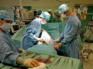 Figur 4  Et lag Steri-drape trekkes over hele abdomen etter at man har forsikret seg om at huden er helt t&oslash;rr. Hudkantene&hellip;