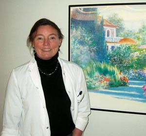 Agnete Hedemann Nielsen med et lite stykke Frankrike ved sin side. Foto Lisbet T. Kongsvik