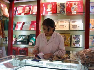 Fra naturmedisinavdelingen p&aring; apoteket. Foto Bj&oslash;rn Oscar Hoftvedt