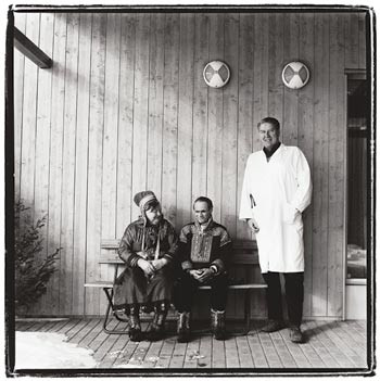 En lege og en fotograf reiser rundt i landet for &aring; portrettere leger.