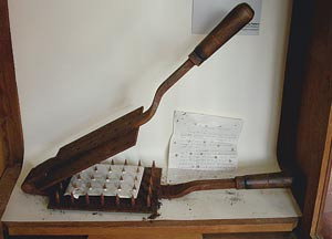 Denne tanga vart brukt til &aring; perforere brev fr&aring; omr&aring;de med utbrot av pest. Dei mange hola i breva skulle auke effekten av&hellip;