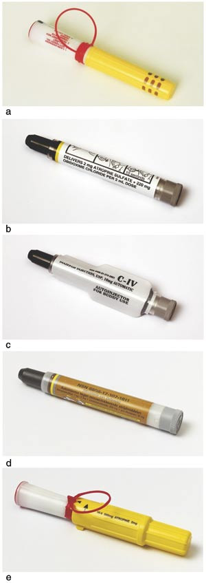 Figur 3  Autoinjektorer. Autoinjektorene i bruk i Forsvaret inneholder a) 2 mg atropinsulfat og 150 mg toksogoninklorid, b)&hellip;