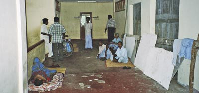 Trappeoppgang med &aring;pne heissjakter i medisinsk avdeling ved universitetssykehuset i Jaffna. Korridorpasienter p&aring; sivmatter&hellip;