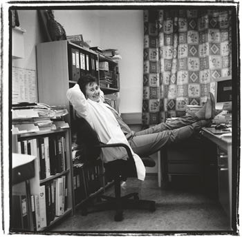 En lege og en fotograf reiser rundt i landet for &aring; portrettere leger.