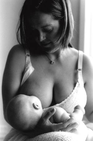 Moren har ikke optimal ammestilling. Hun har oppheiste skuldrer og mangler st&oslash;tte for armen. Foto Aina Staveland Johnsen