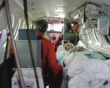 Figur 2  Lufttransport av pasient tilkoblet intraaortal ballongpumpe. Perfusjonist, anestesilege og sykepleier f&oslash;lger&hellip;