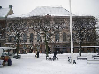 Figur 1  Ordenshuset p&aring; stora torget i Karlstad d&auml;r f&ouml;rhandlingarna om unionsuppl&ouml;sningen h&ouml;lls sommaren 1905. Foto Carl&hellip;