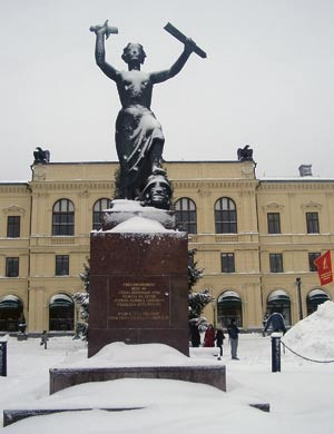 Figur 2  Fredsmonumentet framf&ouml;r Karlstads r&aring;dhus med inskriptionen: &laquo;Fredsmonument rest av V&auml;rml&auml;nningar 1955 femtio &aring;r&hellip;
