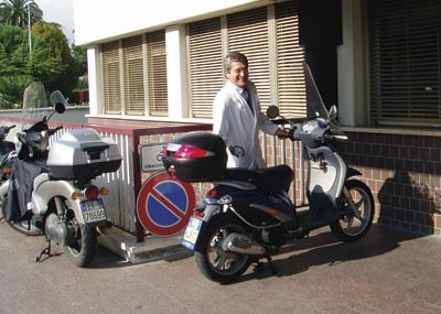 En typisk italiensk geriater &ndash; dyktig, elegant og med scooter. Foto Morten Mow&eacute;