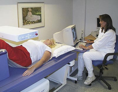 M&aring;ling av beinmengde ved dobbelt radioabsorpsjonsmetri (dual X-ray absorptiometri, DXA). Foto Anne Beth Moslet