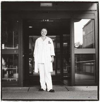 En lege og en fotograf reiser rundt i landet for &aring; portrettere leger.