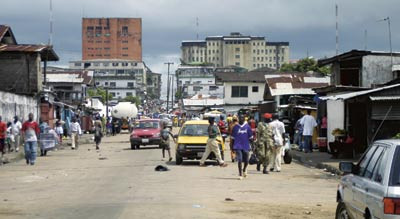 Gateliv i Monrovia, hovedstaden i Liberia. Liberia et av fire afrikanske land som Medisinstudentenes Humanit&aelig;raksjon 2005 er&hellip;