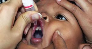 Fra den store poliovaksineringen i Indonesia 2005. Foto AP Photo/SCANPIX