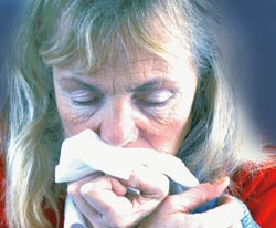 En nedre luftveisinfeksjon med hoste vil vare i tre uker &ndash; uansett om man tar antibiotika eller ikke. Foto SCANPIX