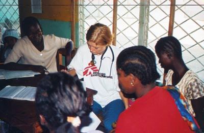 Forfatteren, pasienter og andre helsearbeidere ved en helseklinikk i Liberia i januar 2003. Foto privat