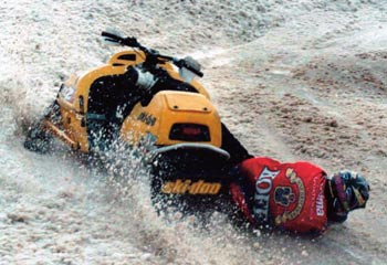 Sn&oslash;scooterkj&oslash;ring er sv&aelig;rt utbredt og popul&aelig;rt i Finnmark, men bruken medf&oslash;rer ogs&aring; en risiko. Foto Finnmark Dagblad