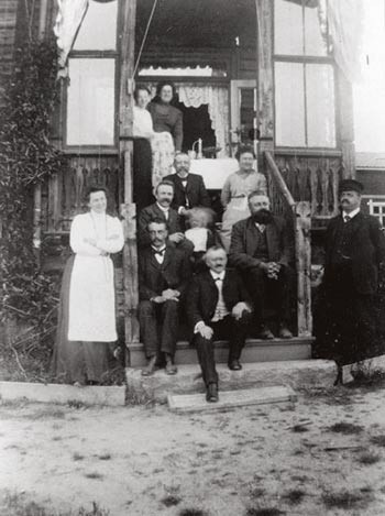 Den f&oslash;rste styrer dr. Karl Anton Andresen og hans familie utenfor styrerboligen. Andresen var leder for &Oslash;rje kurssted fra&hellip;