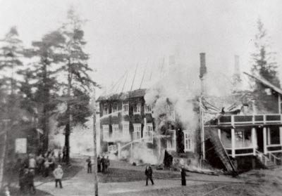 P&aring; grunn av brann (i 1934, 1937 og 1952) har &Oslash;rje kursted flere ganger v&aelig;rt ute av drift. Dette bildet ble tatt da bygningen&hellip;