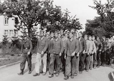 Norske studenter p&aring; utmarsj i Sennheim-leiren 1944. Foto ukjent