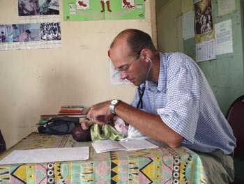 En lille patient tjekkes p&aring; klinikken. Foto Hejdi Gamst