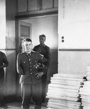 Obersturmbannf&uuml;hrer Wilde hadde bare &eacute;n arm og var av den grunn trukket tilbake fra &Oslash;stfronten. Han var sjef for de norske&hellip;