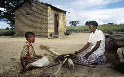 HIV-AIDS-epidemien har rammet Zimbabwe hardt, og disse to barna, Lovejoy (16 &aring;r) og lilles&oslash;ster Indra (10 &aring;r), er blitt&hellip;