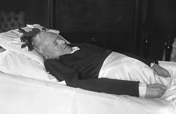 Figur 3  Etter at Ibsen var d&oslash;d, ble fotografen Anders Beer Wilse (1865&thinsp;&ndash;&thinsp;1949) tilkalt for &aring; ta de siste bilder av dikteren&hellip;