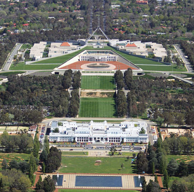 Canberra med de nye parlamentsbygningene i bakgrunnen. Foran det gamle parlamentskomplekset som n&aring; huser National Portrait&hellip;