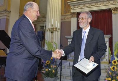 H.M Kong Harald delte ut &aring;rets kreftforskningspris til &Oslash;ystein Fodstad. Foto nyebilder.no