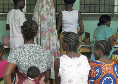 Kvinner og barn samler seg foran en av Leger Uten Grensers helseklinikker i Liberia. Alle foto Leger Uten Grenser