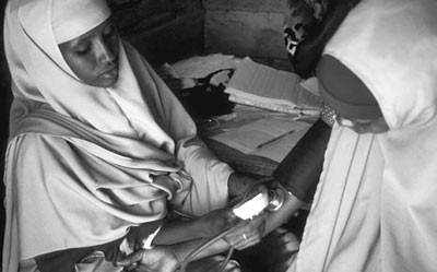 Dadaab, Kenya. Svangerskapsomsorg i somalisk flyktningleir. Kvinnen p&aring; bildet har v&aelig;rt flyktning i Kenya siden hun var barn&hellip;