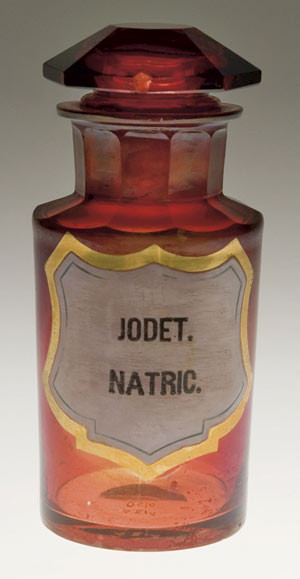 Figur 4  Frem til midt p&aring; 1960-tallet brukte apotekene permanente oppbevaringskar, s&aring;kalte standbeholdere, for legemidlene&hellip;