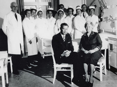 Figur 6  Mor (giver) og s&oslash;nn (mottaker) etter nyretransplantasjonen utf&oslash;rt p&aring; Ullev&aring;l sykehus i 1963. Foto ukjent. Bildet er&hellip;