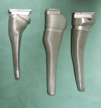 Figur 5  Spesialtilpassede rasper for preparering av femurkanalen