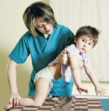 Danik trener p&aring; senteret for &aring; l&aelig;re seg &aring; g&aring;