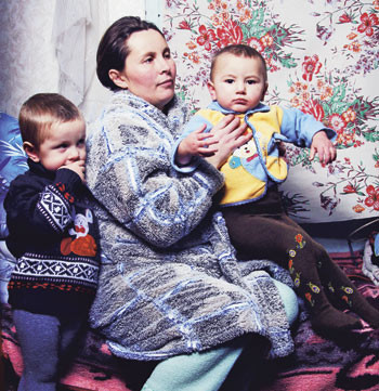 Svetlana hjemme i stuen med sine to s&oslash;nner. Hun er gravid med barn nummer fire. Den yngste gutten, Egor, er tilknyttet&hellip;