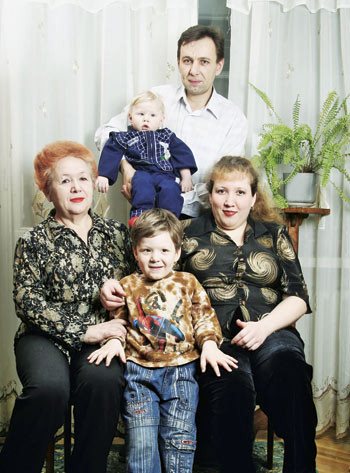 Lillebror Valero kommer sammen med mor og bestemor til behandling p&aring; Voinicel-senteret. Her er han familiens midtpunkt&hellip;