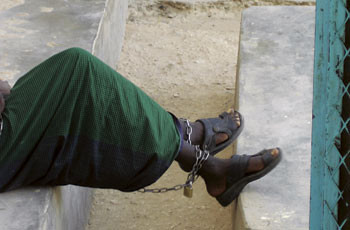 Mange pasienter med psykiatrisk sykdom blir fastlenket (chaining) for at de skal unng&aring; &aring; skade seg selv og andre og for &aring;&hellip;