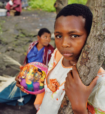 Emanie (12 &aring;r) og moren Veronica (50 &aring;r) er begge blitt utsatt for brutale voldtekter. Veronica er enke og har fem barn. En&hellip;