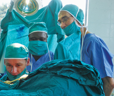 Praktisk oppl&aelig;ring i fistelkirurgi. Operat&oslash;r er dr. Andrew Browning, mens Einar Lande og dr. Justus ser p&aring;. Foto Cathrine&hellip;