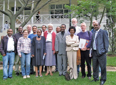 Deltakere fra mange land, med pioneren Catherine Hamlin i midten, p&aring; seminar om f&oslash;dselsfistler ved Addis Abeba Fistula&hellip;