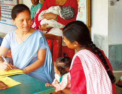 Spedbarnskontroll ved helses&oslash;ster Muga Gurung. Alle foto Signe D&oslash;rheim Ho-Yen