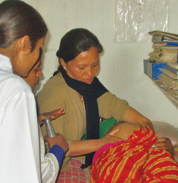 Svangerskapskontroll med Muga Gurung og studenter