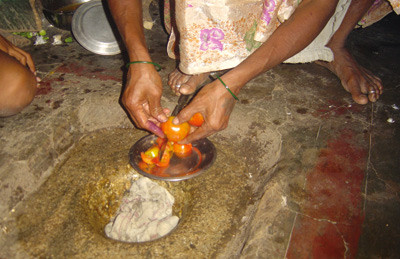 Mye av matlagingen foreg&aring;r p&aring; gulvet, som her i en forsenkning i gulvet som fungerer som b&aring;de fj&oslash;l og morter. Foto Hedda&hellip;